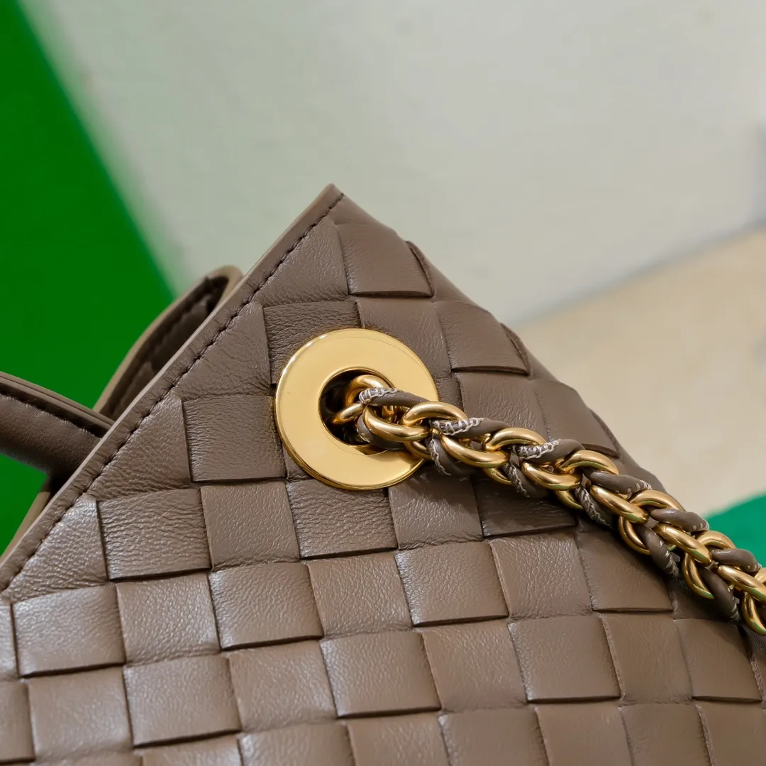 Batch 1960 BOTTEGA VENETA 2024 spring and summer new small ANDIAMO chain bag is also available! 🔥🔥I believe many friends have been waiting for a long time. The metallic chain adds a touch of sophistication to the original softness and elegance of Andiamo. The collision of classic craftsmanship and elegance creates a different kind of beauty. Style number: 6008 Size: 25*22*10.5cm